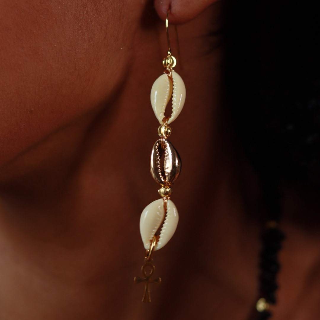Boucle d'oreille Cauri et croix d'ankh